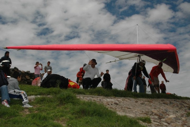  Hang gliding preparation 